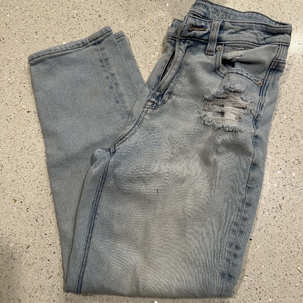 American Eagle Distressed Light Blue Jeans; size 4 x-short